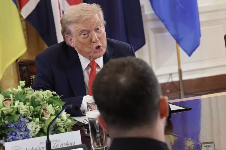 Song song với diễn biến quân sự, Tổng thống Mỹ Donald Trump đã tổ chức cuộc họp tại Washington với Tổng thống Ukraine Volodymyr Zelensky và nhiều lãnh đạo châu Âu. Trọng tâm cuộc họp xoay quanh triển vọng khởi động một tiến trình hòa bình mới, trong bối cảnh cả Nga và Ukraine đều đang theo đuổi chiến thuật leo thang nhằm giành lợi thế trước bàn đàm phán.