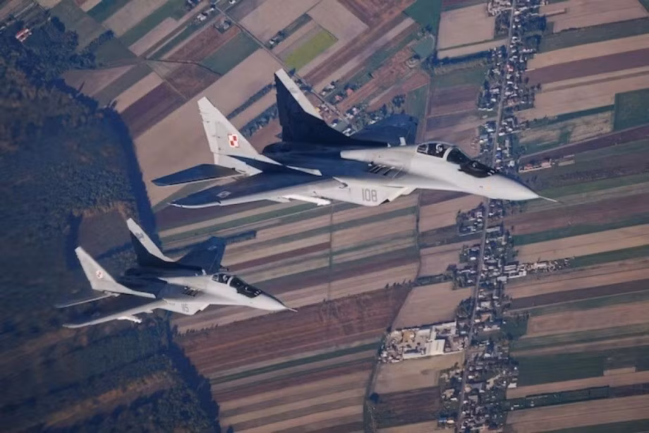 Trong cuộc tập trận phản ứng nhanh sau vụ tấn công, NATO triển khai nhiều loại máy bay chiến đấu khác nhau, từ F-35, F-16 đến MiG-29 của các quốc gia thành viên, mô phỏng tình huống UAV và tên lửa Nga xâm nhập. Hoạt động này không chỉ kiểm tra khả năng phối hợp liên quốc gia, mà còn củng cố năng lực phản ứng nhanh và răn đe chiến lược của liên minh trên không.