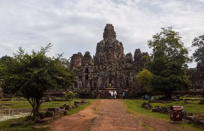 Tại Đền Bayon trong Công viên Khảo cổ Angor ở Siem Reap, Campuchia, các chuyên gia đến từ Cơ quan Quản lý Quốc gia APSARA bất ngờ khai quật được một bức tượng rùa bằng đá sa thạch quý hiếm ở độ sâu 1,5 mét. Ảnh: @ Cơ quan Quản lý Quốc gia APSARA.