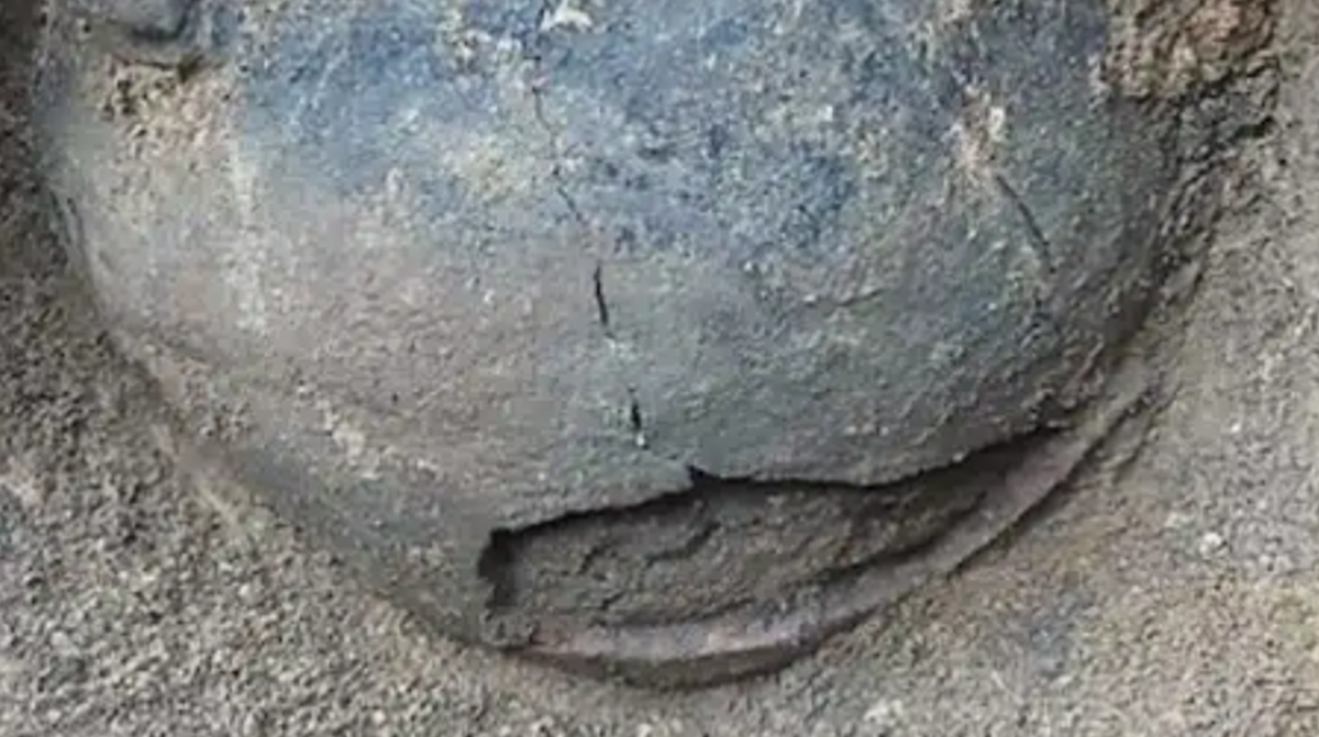 Do tính chất dễ vỡ của hiện vật, nhóm nghiên cứu đã khai quật mảnh vỡ này cùng với một khối đất. Ảnh: @ Viện Nhân chủng học và Lịch sử Quốc gia Mexico.