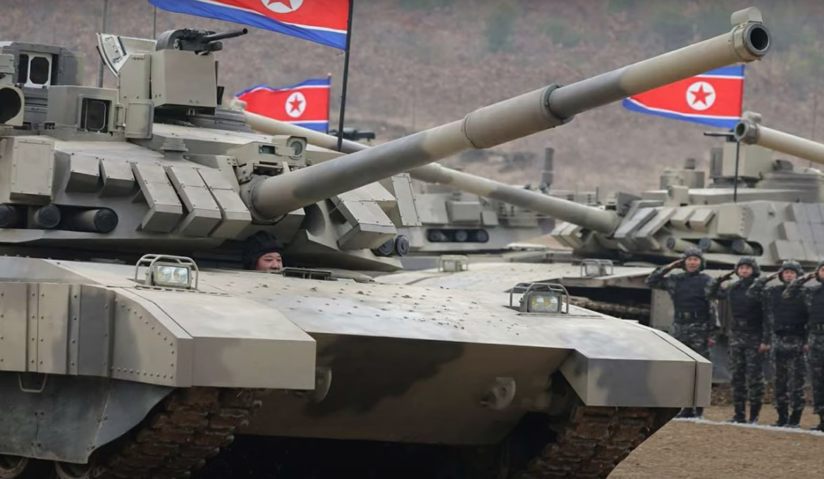 Lớp xe tăng Chonma-2 này dự kiến ​​sẽ có một lợi thế rõ rệt so với phần lớn các xe bọc thép được triển khai bởi cả hai bên, bao gồm cả việc được hưởng lợi từ hệ thống bảo vệ chủ động - một hệ thống phụ mà không có xe tăng Ukraine nào triển khai, và chỉ có một số ít xe tăng Nga mới bắt đầu tích hợp từ cuối năm 2024. Ảnh: @ Armored Warfare.