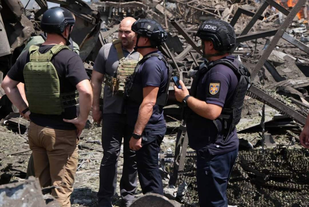 Theo yêu cầu từ phía Nga, Ukraine phải rút khỏi một số vùng lãnh thổ hiện vẫn kiểm soát như điều kiện tiên quyết để ngừng chiến dịch quân sự. Đối với Kiev, điều này đồng nghĩa với việc đầu hàng và từ bỏ chủ quyền, nên lập tức bị bác bỏ. Hệ quả là triển vọng đàm phán hòa bình tiếp tục rơi vào ngõ cụt.