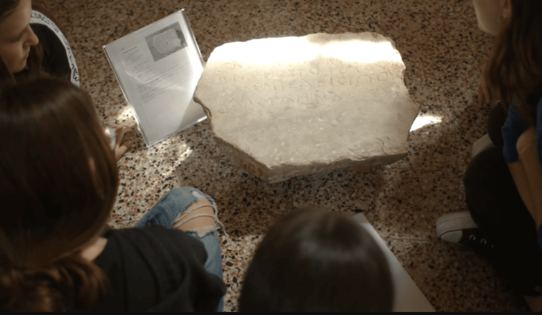 Nỗi thống khổ còn hiện rõ trong những dòng chữ khắc trên tường cổ nhà tù. Một số lời cầu xin có nội dung: “Cầu mong số phận của những người đau khổ ở nơi vô pháp này được an bài. Lạy Chúa, xin đừng thương xót kẻ đã ném chúng con vào đây”. Ảnh: @Đại học Copenhagen.