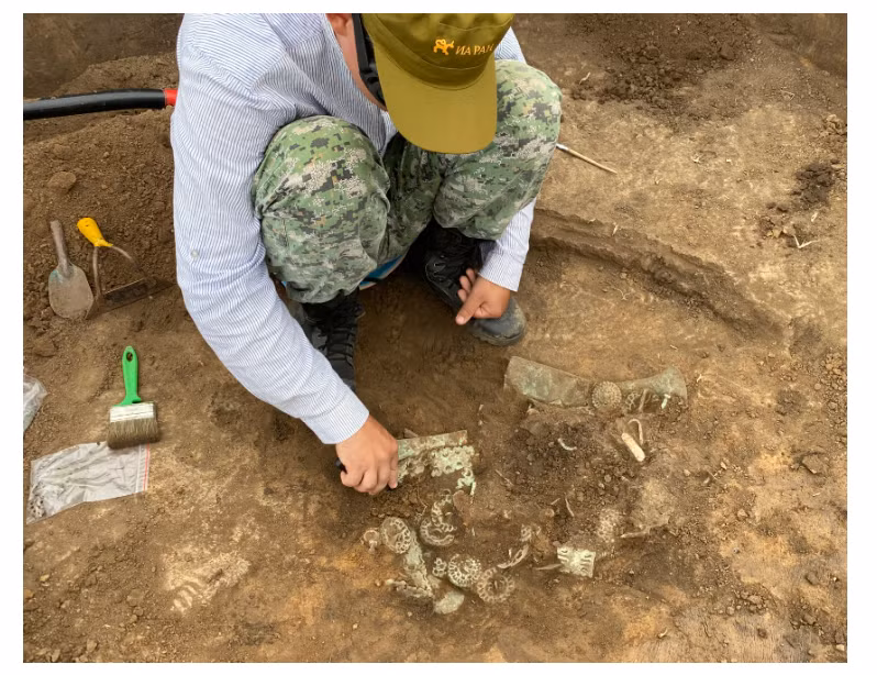 Cụ thể, tại Gò đất số 19 của khu định cư này, các chuyên gia đã khai quật được những mảnh dây cương bằng sắt nằm rải rác. Ảnh: @Đoàn thám hiểm khảo cổ Ural.