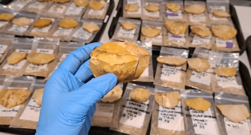 Tiến sĩ Perston nhận xét: “Nếu không tìm được tài nguyên tại địa phương, họ sẽ trao đổi hàng hóa dọc theo các tuyến đường thương mại rộng lớn. Có thể kho báu đá quý hiếm này là một bó đồ tạo tác được chế tác đặc biệt để phục vụ cho việc trao đổi thương mại”. Ảnh: @Yinika Perston.