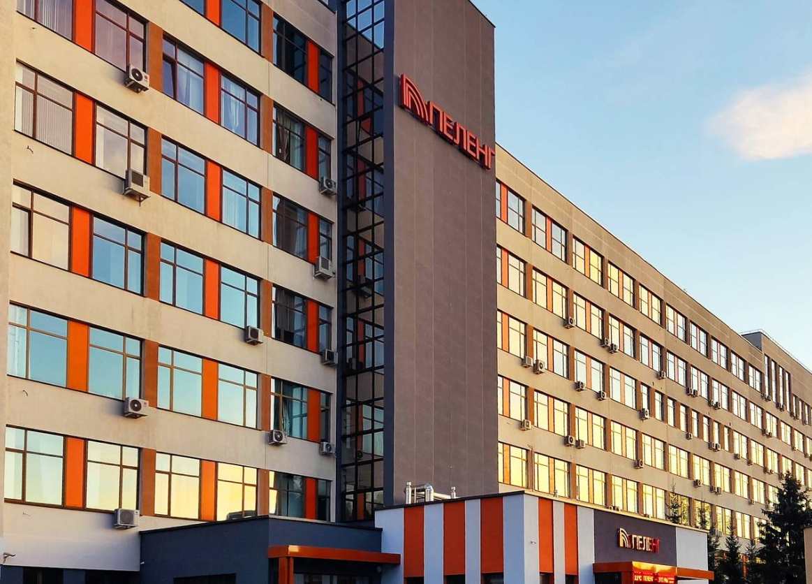 Belarus không có kinh nghiệm sản xuất máy bay chiến đấu thế hệ thứ năm hoặc các thành phần của chúng, chẳng hạn như lớp phủ tàng hình hoặc radar AESA. Cơ sở công nghiệp của đất nước này phù hợp hơn với các hệ thống trên mặt đất, chẳng hạn như xe tải quân sự và bệ phóng tên lửa, do các công ty như MZKT sản xuất. Tuy nhiên, Belarus có một ngành điện tử phát triển, với các công ty như Peleng và Integral sản xuất các thành phần cho các ứng dụng quân sự, bao gồm hệ thống radar và màn hình. Chuyên môn này có thể được tận dụng cho hệ thống điện tử hàng không hoặc cảm biến của Su-75, mặc dù cần phải nâng cấp đáng kể về công nghệ và kiểm soát chất lượng. Ảnh: @Aviation Week.