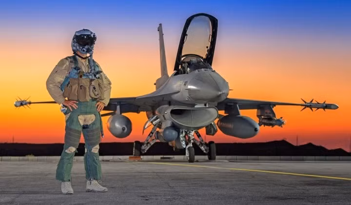 Nguồn tin từ Intelligence Online cho biết các phi công Mỹ và Hà Lan đang trực tiếp lái F-16 cho Ukraine. Họ được cho là hoạt động dưới danh nghĩa nhà thầu dân sự.