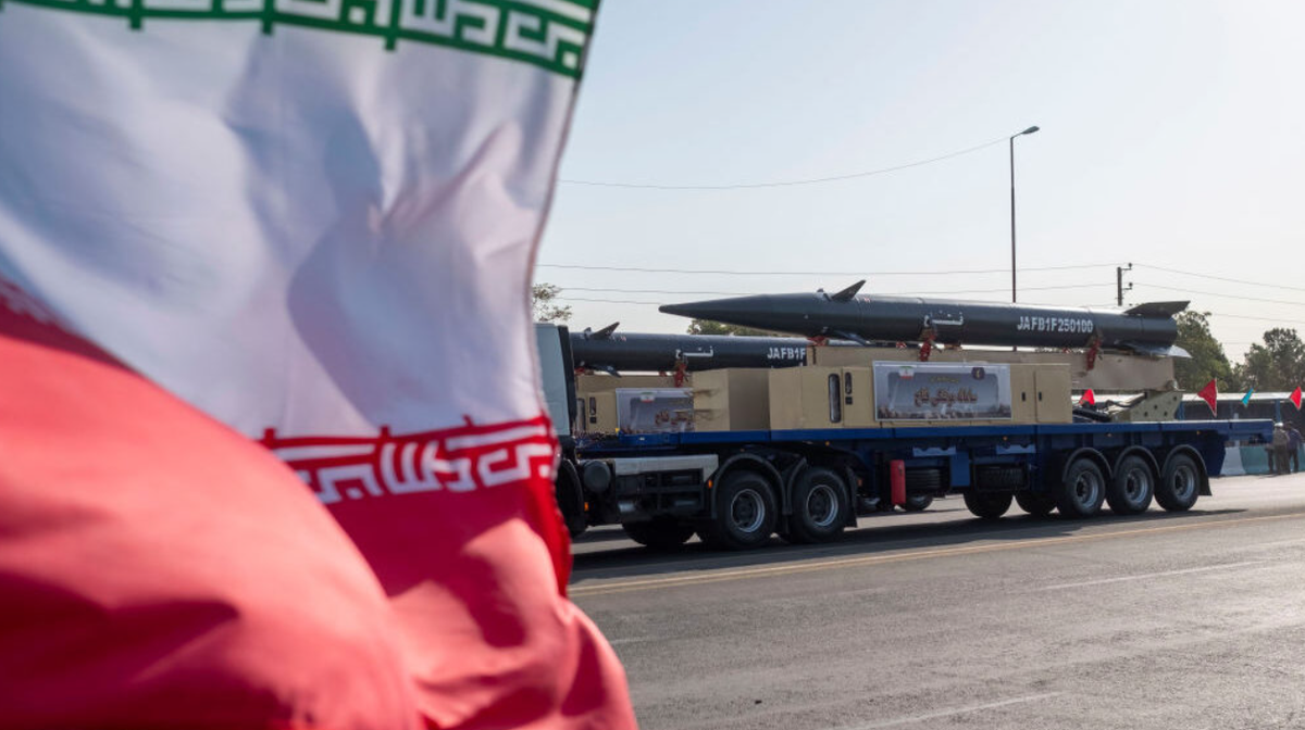 Theo tờ Breakingdefense, tên lửa đạn đạo là phương tiện mạnh nhất của Iran để trả đũa Israel. Để tiếp cận Israel từ Iran, cần phải có tên lửa có tầm bắn hơn 1.000 km, còn được gọi là Tên lửa đạn đạo tầm trung (MRBM). Iran có nhiều loại tên lửa, bao gồm tên lửa nhiên liệu lỏng như Ghadr và Khorramshahr, nhưng cũng có cả tên lửa đạn đạo nhiên liệu rắn tiên tiến. Ảnh: @Morteza Nikoubazl.