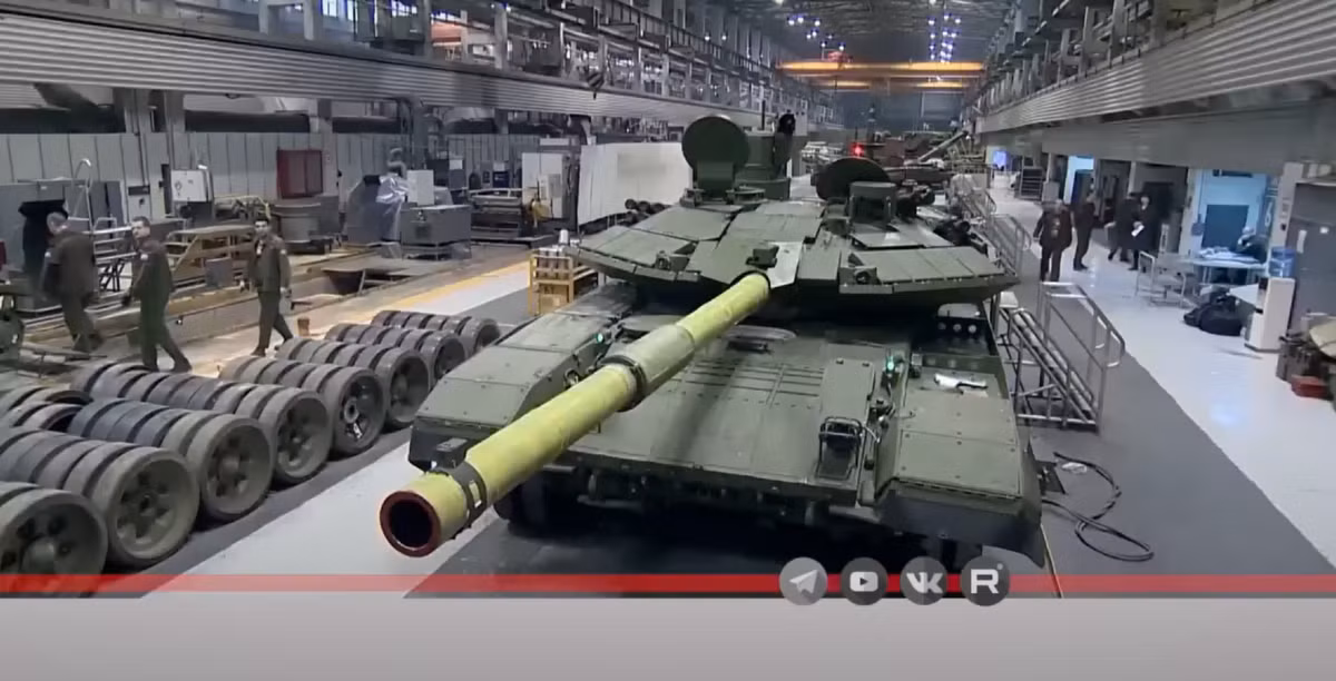 Vai trò chiến trường của xe tăng T-90M đã được định hình bởi các cuộc xung đột gần đây, đặc biệt là ở Syria và Ukraine, nơi lực lượng Nga đã sử dụng nó trong các hoạt động vũ trang kết hợp cùng với bộ binh và pháo binh. Ở Syria, các biến thể T-90 đã chứng minh khả năng chống chịu trước tên lửa chống tăng có điều khiển của quân nổi dậy. Ở Ukraine, T-90M đã được sử dụng trong các cuộc tấn công vào các vị trí kiên cố, tận dụng khả năng cơ động của nó để hỗ trợ các cuộc tiến công nhanh chóng. Ảnh: @Military Update.