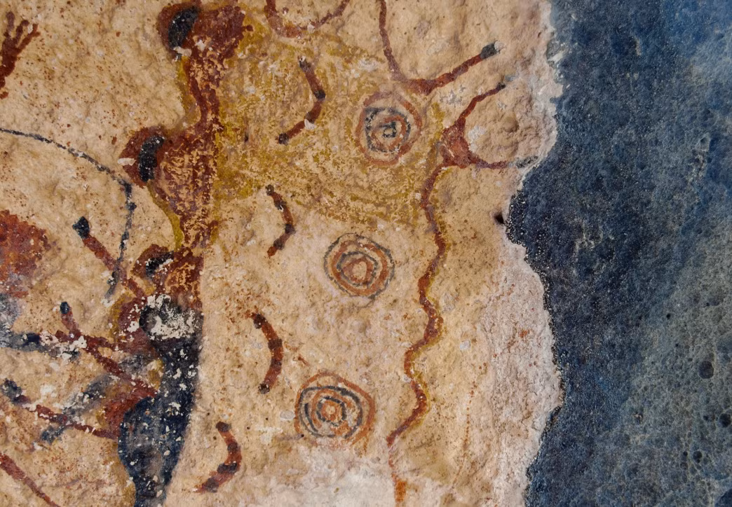 Các họa tiết nhất quán trong các bức bích họa, chẳng hạn như các hình người với mũ đội đầu đặc trưng và các bó vật thể tượng trưng cho quyền lực, cho thấy chúng là một phần của hệ thống tín ngưỡng được thiết lập vững chắc và mạch lạc. Ảnh: @ScienceAdvances.