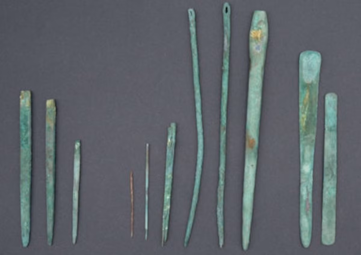 Hàng chục con dao có cán gỗ, dùi và kim tiêm cũng được tìm thấy trong lăng mộ vị bác sỹ phẫu thuật này. Ảnh: @Bảo tàng Quốc gia Sicán.