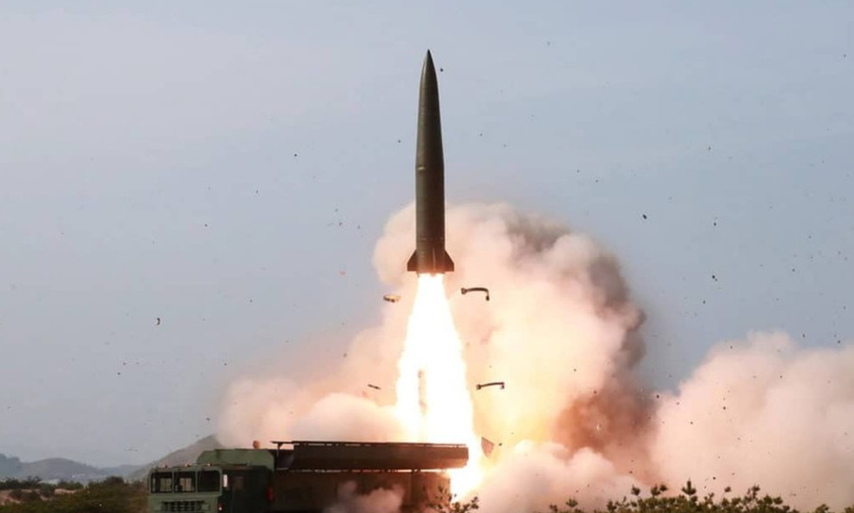 Còn theo các nguồn tin của Ukraine, tên lửa KN-23 của Triều Tiên, được lực lượng Nga sử dụng ở Ukraine, có tầm bắn lên tới 800 km, nhưng độ chính xác không đồng đều. Ưu điểm của Hrim-2 nằm ở nguồn gốc trong nước, giúp Ukraine thoát khỏi những hạn chế bên ngoài và cả tình trạng tắc nghẽn chuỗi cung ứng. Độ chính xác được báo cáo của Hrim-2 có thể trong phạm vi 50 mét so với mục tiêu, khiến nó trở thành một công cụ khả thi để tấn công các tài sản có giá trị cao như sân bay hoặc trung tâm hậu cần của Nga. Ảnh: @UNIAN.