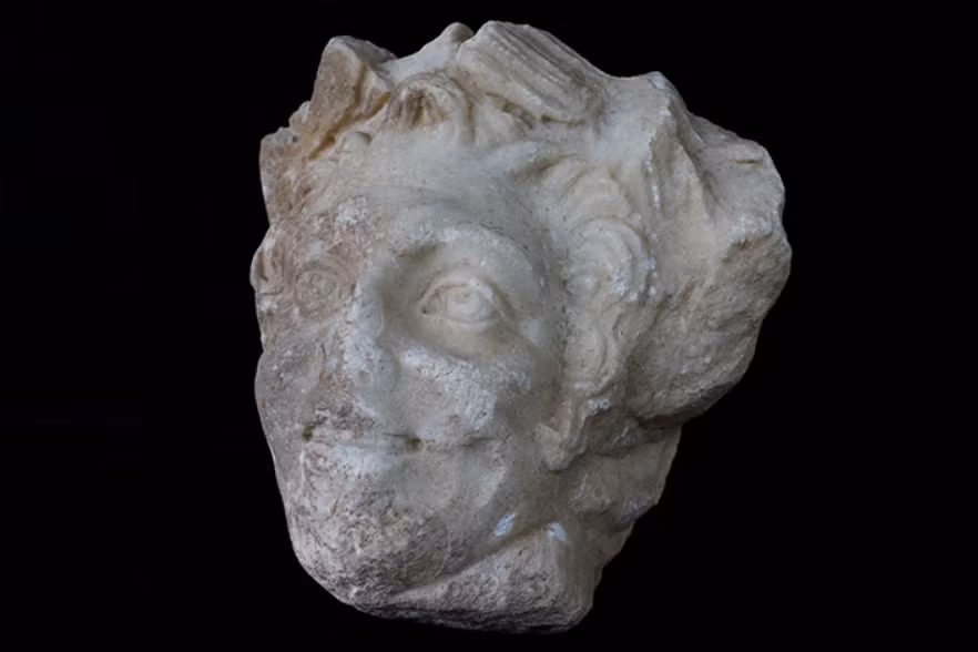 Đầu tượng kỳ lạ này có kích thước bằng kích thước đầu con người, nó được điêu khắc tinh xảo từ đá cẩm thạch trắng. Ảnh: @Đại học Izmir Katip Çelebi.