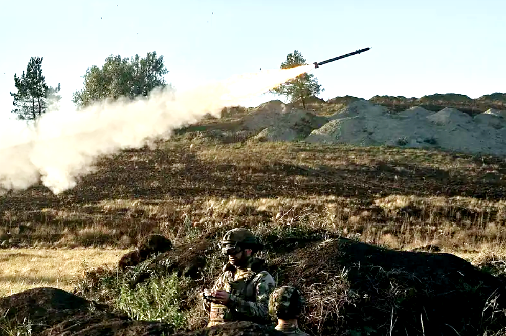 Hệ thống tích hợp 9K38 Igla vào bệ phóng được thiết kế riêng, cho phép vận hành từ xa thông qua mô-đun ngắm mục tiêu. Thiết lập này cho phép người vận hành bắn tên lửa mà không bị lộ, giảm thiểu rủi ro cho nhân sự ở các khu vực chiến đấu căng thẳng, khốc liệt. Ảnh: @Lữ đoàn cơ giới số 28 của Ukraine.