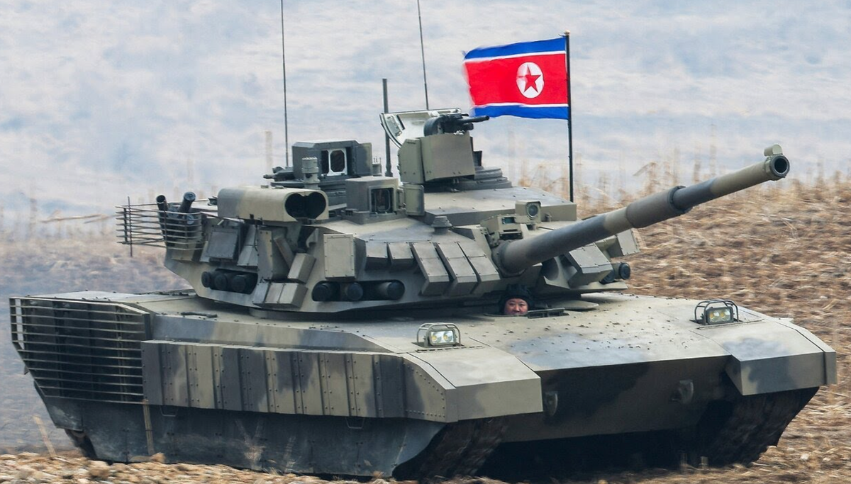 Mặc dù Triều Tiên đã từng xuất khẩu xe tăng chiến đấu chủ lực trong quá khứ, bao gồm cả việc sử dụng trong Chiến tranh Iran-Iraq, nhưng việc triển khai xe tăng được sản xuất trong nước cùng với kíp lái Triều Tiên là một bước phát triển chưa từng có. Ảnh: @ Armored Warfare.