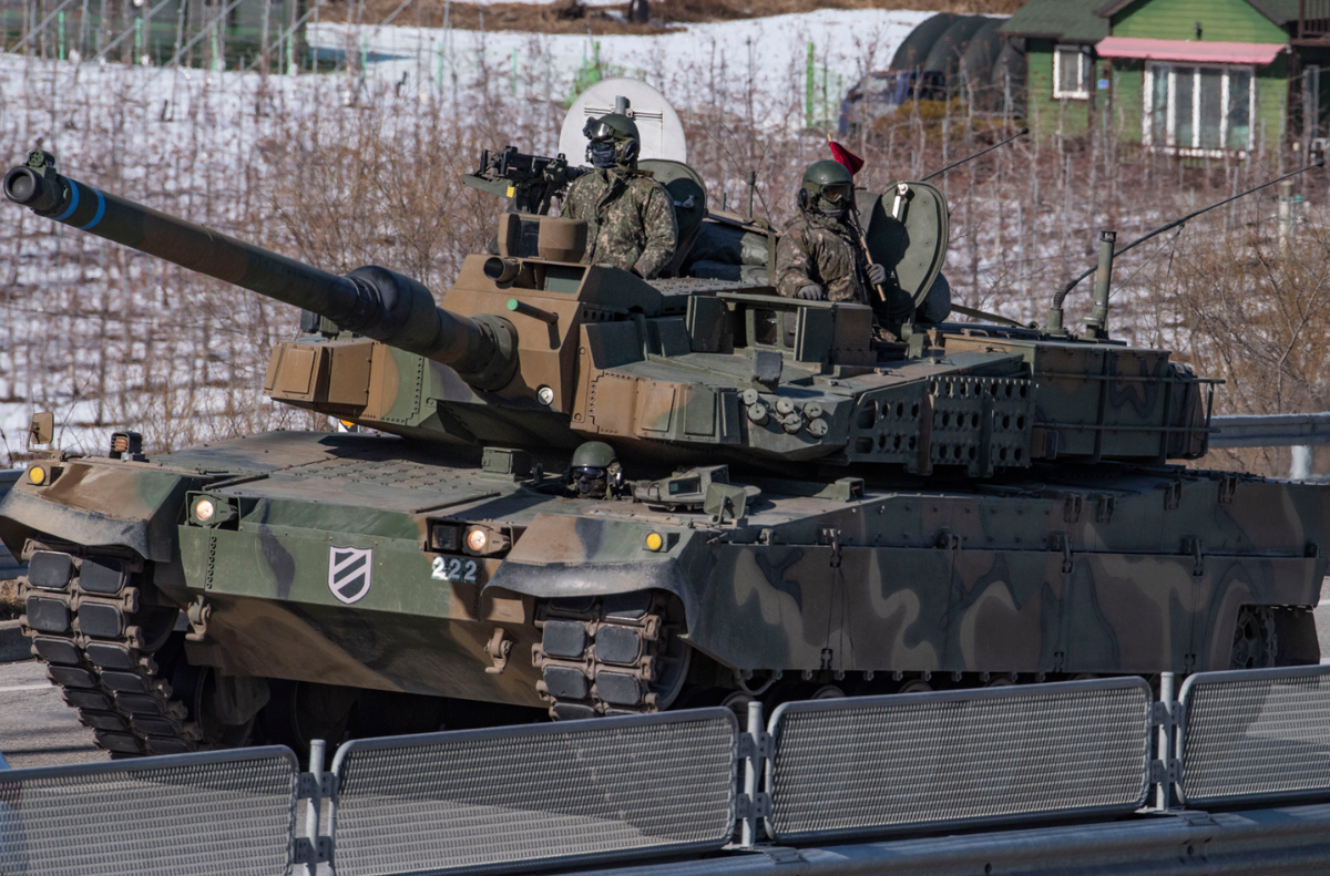 Xe tăng K2 Black Panther chính xác là gì ? Về bản chất, có thể nói đây là sản phẩm công nghệ quân sự quốc phòng của Hàn Quốc mà đáp ứng được những yêu cầu ngày càng cao của chiến tranh thiết giáp hiện đại. Ảnh: @ Korea JoongAng Daily.