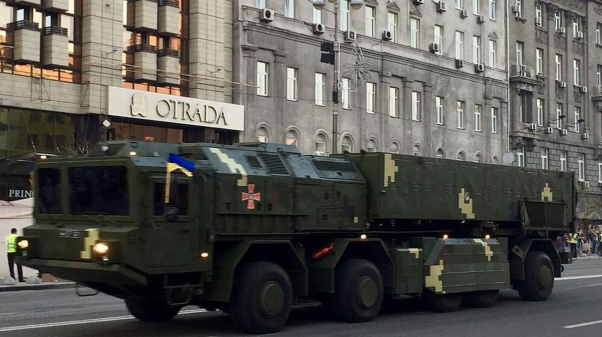 Giờ đây tuyên bố về kho tên lửa đạn đạo mới cho thấy, Ukraine có thể đã bắt đầu tích lũy tên lửa Hrim-2, mặc dù con số chính xác vẫn chưa được tiết lộ. Năm 2024, Ukraine đã đầu tư hơn 4 tỷ đô la vào lĩnh vực quốc phòng của mình, với kế hoạch tăng tài trợ vào năm 2025. "Hiện nay, theo nhiều ước tính khác nhau, 30 đến 40 phần trăm những gì quân đội của chúng tôi sử dụng trên tiền tuyến được sản xuất tại Ukraine", Oleksandr Kamyshin, một cựu quan chức quốc phòng Ukraine, cho biết vào tháng 4/ 2025. Ảnh: @UNIAN.