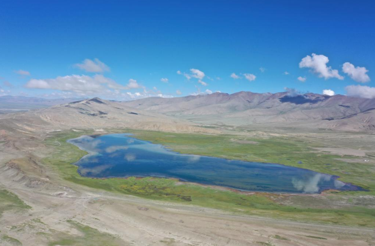 Theo đó, một phát hiện khảo cổ gần đây tại hồ Mapu Tsho ở huyện Kangmar, thành phố Shigatse, Tây Tạng cho thấy rằng, con người sống cách đây khoảng 4.000 năm trước đã dựa vào nguồn cá từ hồ để sinh tồn và phát triển trong môi trường vùng núi cao khắc nghiệt. Ảnh: @Palden Nyima và Daqiong/chinadaily.