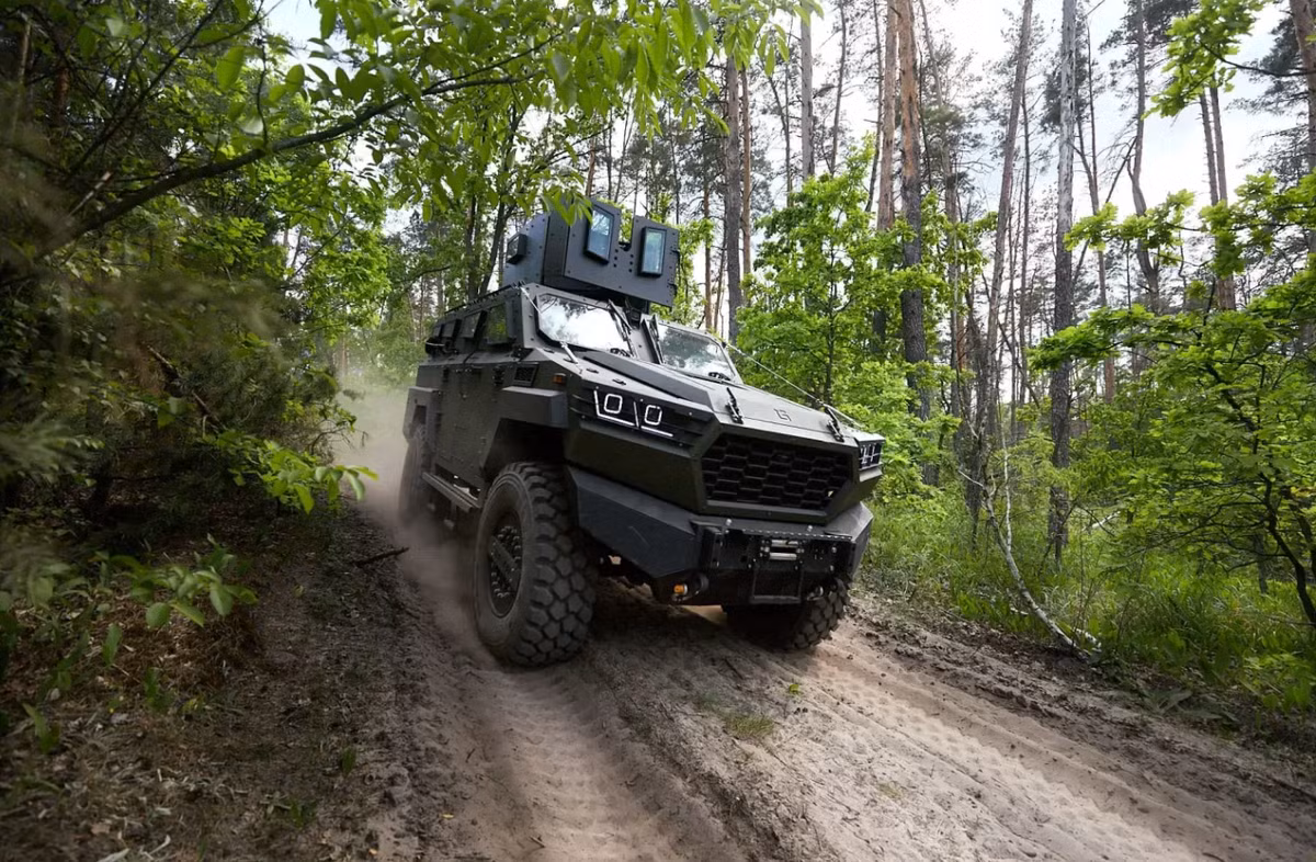 Inguar-3 được phân loại là xe bọc thép chiến thuật dạng mô-đun, với các khoang bọc thép riêng biệt cho kíp lái và binh lính, cho phép chuyển đổi nhanh chóng thành nhiều cấu hình khác nhau—bao gồm xe chở quân, xe bán tải hoặc bệ vũ khí. Ảnh: @Inguar Defence.