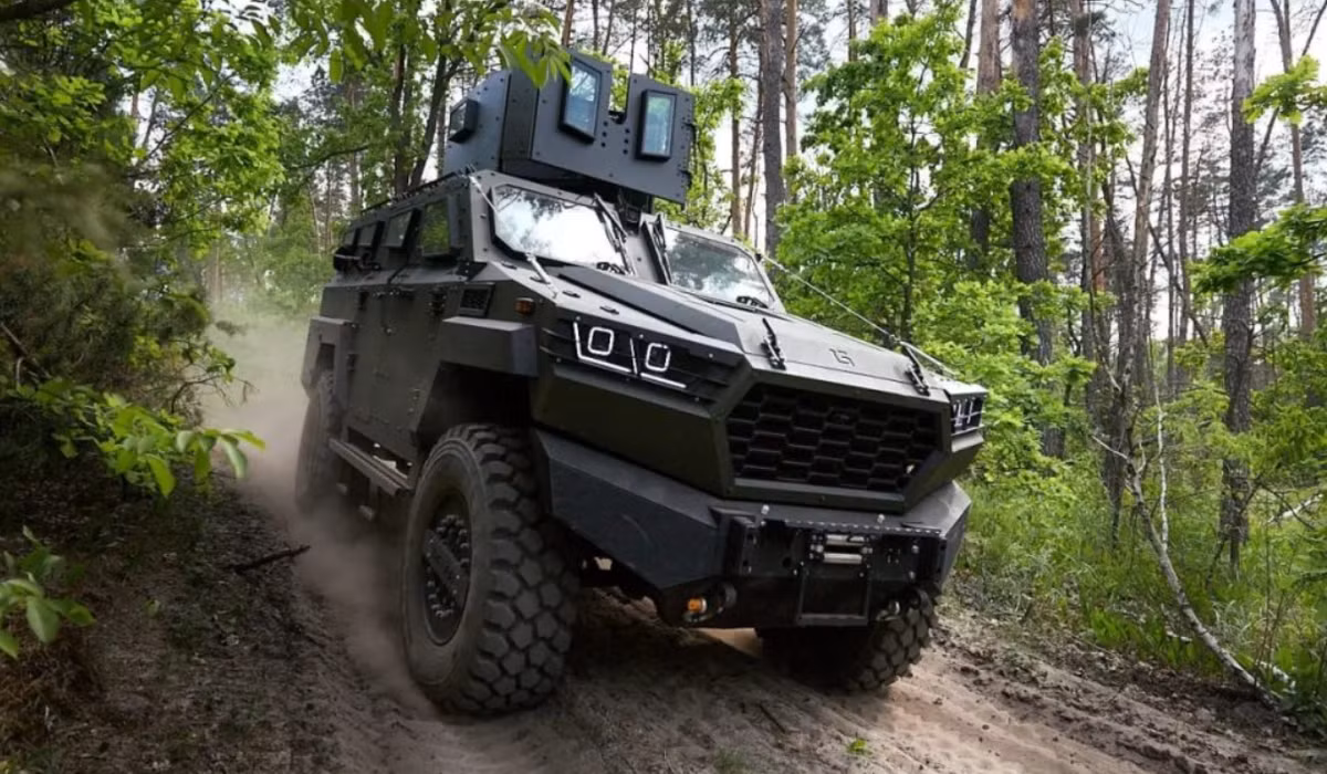 Xe bọc thép chiến đấu Inguar-3 được trang bị động cơ Deutz 356 mã lực, tạo ra mô-men xoắn 1.500 Nm, kết hợp với hộp số tự động Allison. Xe có thiết kế khung gầm, hệ thống treo độc lập, hệ thống bơm lốp trung tâm và bộ phận chèn RunFlat giúp xe tiếp tục di chuyển ngay cả sau khi lốp có bị hỏng. Ảnh: @Inguar Defence.