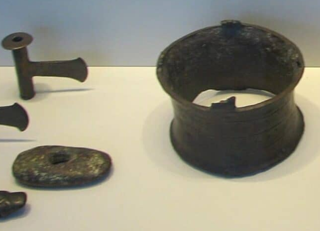 Các giả thuyết về mục đích của kho báu này rất khác nhau. Học giả David Ussishkin cho rằng, đó là một vật phẩm thiêng liêng được cất giữ từ ngôi đền Thời Kỳ Đồ Đồng Ein Gedi gần đó, chỉ cách 12 km. Ngôi đền dường như đã bị bỏ hoang một cách vội vã, càng làm tăng thêm suy đoán rằng, những vật phẩm quý giá bên trong đã được giấu đi để bảo quản. Ảnh: @Hanay / Wikimedia Commons.