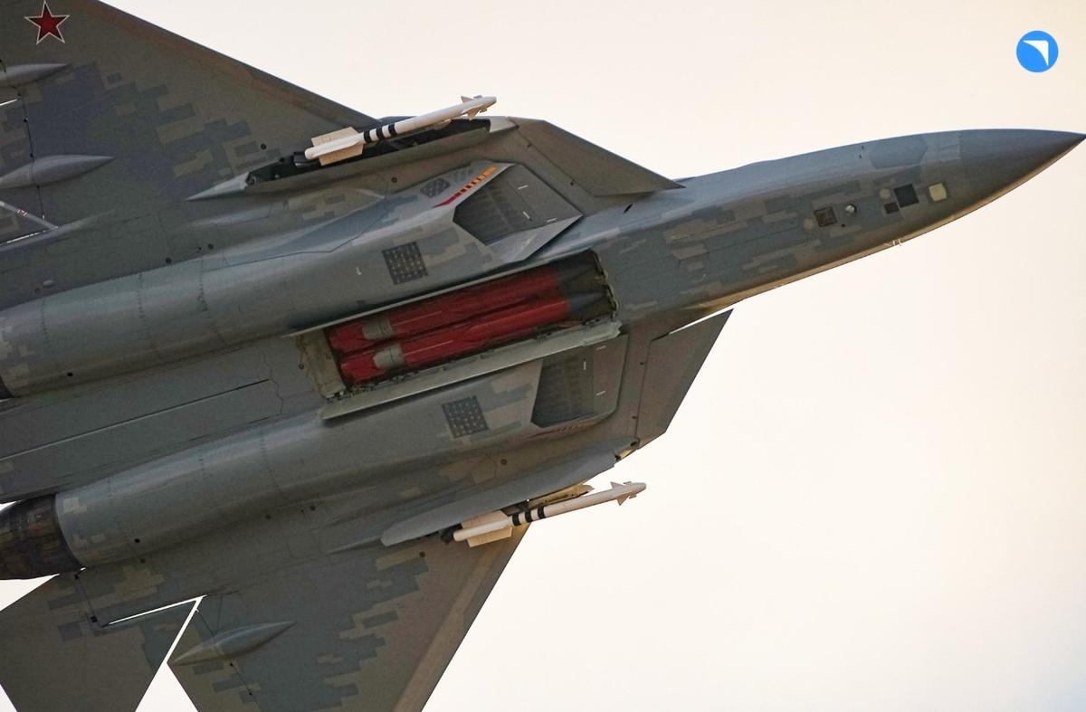 Su-57 của Nga lần đầu tiên được trang bị tên lửa chống radar trong đoạn clip mới công bố cho thấy, máy bay chiến đấu tàng hình này mang theo hai tên lửa Kh‑58UShK bên trong khoang vũ khí phía trước. Ảnh: @OSINTWarfare.