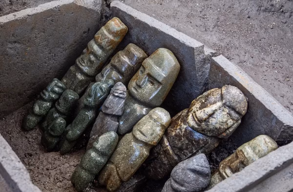 Chuyên gia Leonardo López Luján, giám đốc Cơ quan khảo cổ học Mexico cho biết, 15 bức tượng nhỏ hình người kỳ dị trong chiếc rương này được dùng làm vật tế lễ cho Đền thờ Thị trưởng Tenochtitlan ở Mexico. Ảnh: @Cơ quan khảo cổ học Mexico.