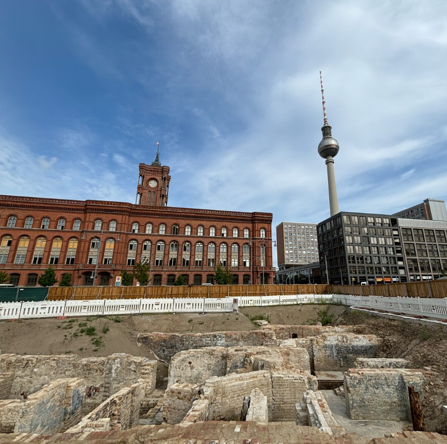 Tiến sĩ Christoph Rauhut cho biết: “Những đồng tiền xu bạc được tìm thấy là minh chứng quan trọng cho sự củng cố thành phố Berlin thời trung cổ vào thế kỷ 13”. Ảnh: @Văn phòng Bảo tồn Di tích Lịch sử bang Berlin.