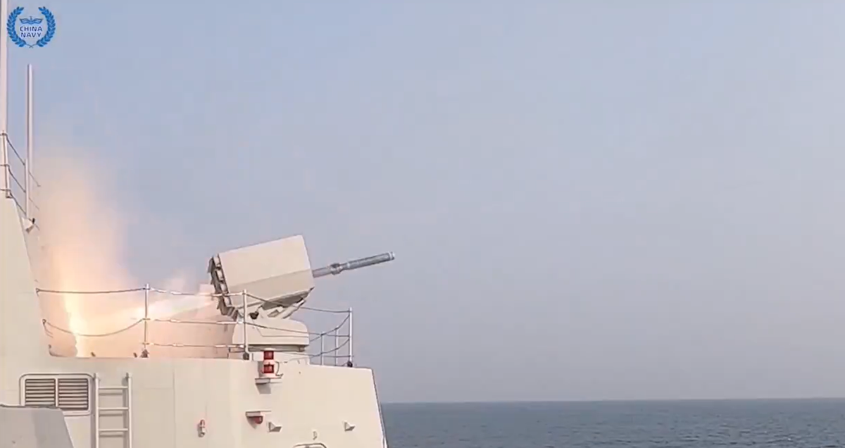 Tương tự, các nhà phân tích Trung Quốc nhấn mạnh rằng, nhờ trọng tải lớn hơn, tàu khu trục Type 055 có thể tích hợp các hệ thống sonar gắn ở mũi có kích thước lớn hơn, và tầm hoạt động xa hơn so với các tàu khu trục Type 052D hoặc tàu hộ vệ Type 054A. Ảnh: @China_Navy.