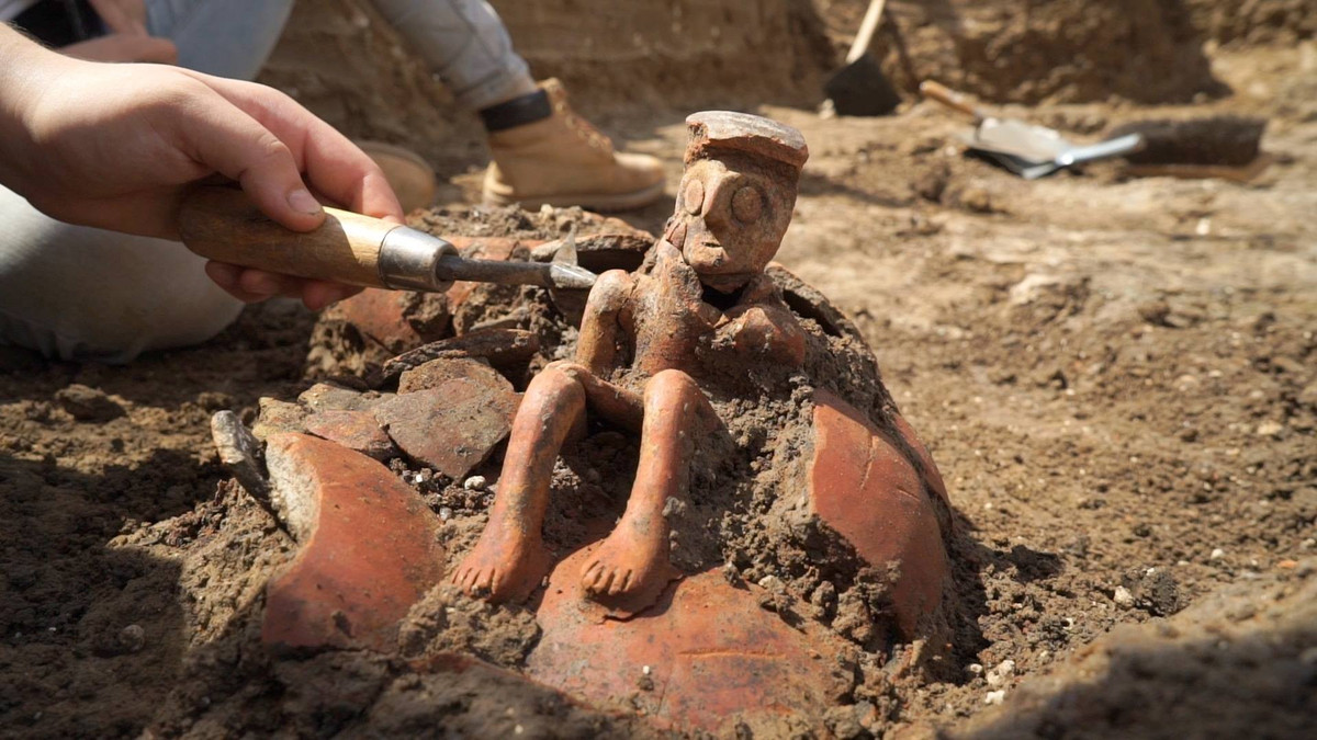 Đây là một trong số nhiều hiện vật và di vật được tìm thấy cùng với chiếc bình gốm, chúng bao gồm dao găm, đầu mũi tên, đầu rìu, xương cừu và xương của một loài động vật khác, có thể là lừa. Các nhà khảo cổ tin rằng, ít nhất một số trong số này là đồ cúng tang lễ cho một cá nhân nổi tiếng, và một bộ sưu tập đồ tùy táng vô cùng phong phú. Ảnh: @Cơ quan Cổ Vật Israel.