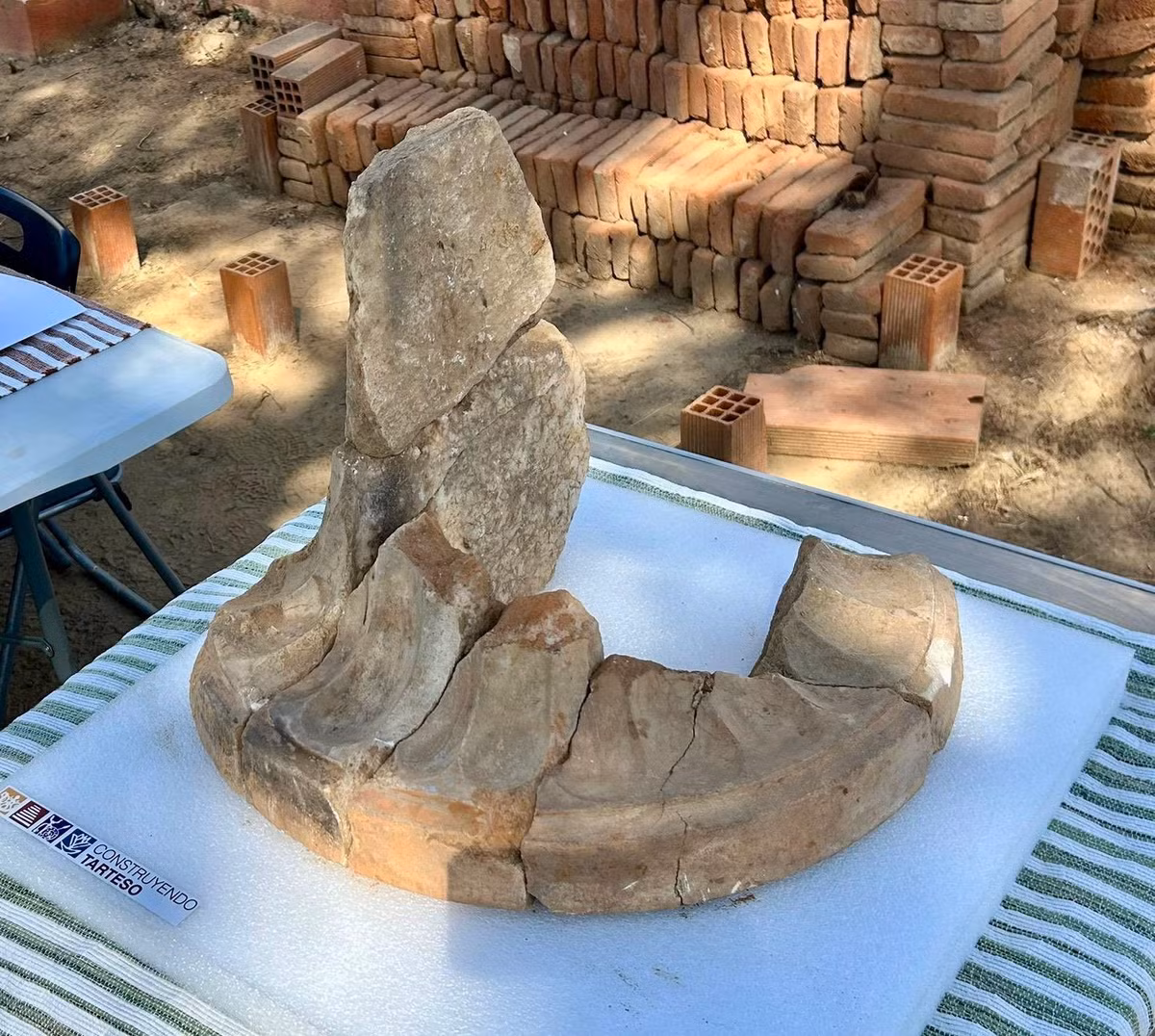 Sự hiện diện của những đồ nhập khẩu này, cùng với những phát hiện trước đó, như thủy tinh Macedonia và các mảnh tượng đá cẩm thạch, cho thấy Casas del Turuñuelo không phải là một nơi bị cô lập hoàn toàn. Ảnh: @Viện Khảo cổ học Cổ điển Catalan.