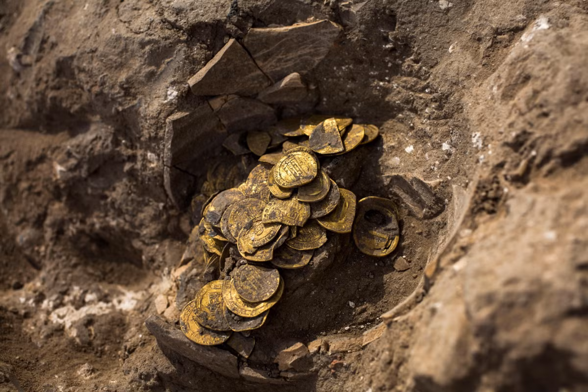 Một ý tưởng khác là người Nhật cổ đại chôn chúng trong thời chiến, bởi chúng rõ ràng khá nặng và cồng kềnh khi mang theo, nếu phải chạy trốn khỏi lực lượng thù địch. Ảnh: @Times of India.