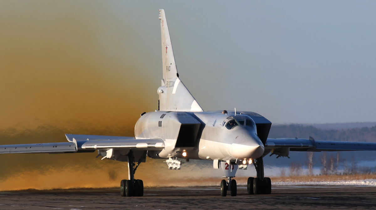 Những tác động rộng hơn của cuộc tấn công này vượt xa những tổn thất trước mắt. Máy bay ném bom chiến lược của Nga không chỉ là công cụ quân sự mà còn là biểu tượng của sức mạnh quốc gia. Thiệt hại của chúng, ngay cả khi chỉ là tạm thời, làm xói mòn khả năng thể hiện sức mạnh của Nga trên toàn cầu. Thành công của hoạt động tấn công này có thể khuyến khích Ukraine theo đuổi các nhiệm vụ tấn công sâu hơn nữa, có khả năng làm leo thang cuộc xung đột. Ảnh: @Defense News.