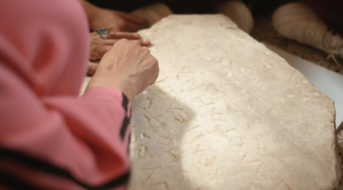 Việc đọc những dòng chữ Hy Lạp được viết nguệch ngoạc trong các kẽ hở của sàn nhà cho thấy, người bị nhốt ở đó hẳn không mấy hài lòng về điều này. Ảnh: @Đại học Copenhagen.