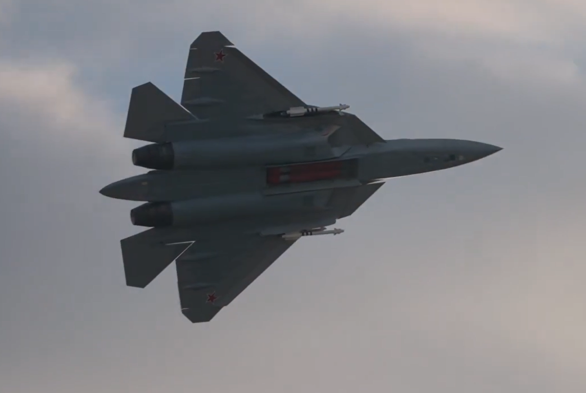 Video cũng cho thấy hai tên lửa không đối không tầm ngắn R-74 được lắp bên ngoài, cung cấp cái nhìn thoáng qua về cách máy bay phản lực này cân bằng giữa khả năng tàng hình và tính linh hoạt trong hoạt động tấn công chiến đấu. Ảnh: @OSINTWarfare.