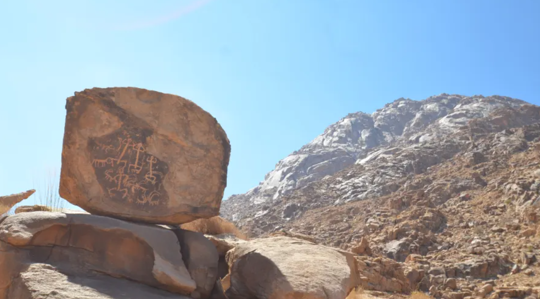 Theo đó, các nhà khảo cổ học đến từ Bộ Văn hóa Ả Rập Xê Út đã phát hiện ra một địa điểm tiền sử dọc theo sườn núi Jabal al-Lawz ở Ả Rập Xê Út. Ảnh: @Bộ Văn hóa Ả Rập Xê Út.