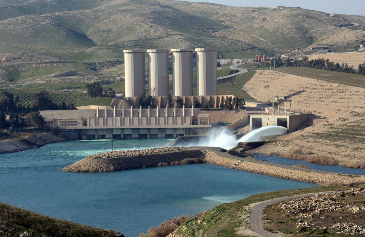 Một đợt hạn hán nghiêm trọng làm giảm mực nước trong hồ chứa. Vì vậy, các chuyên gia khảo cổ Iraq đã khai quật dọc theo hồ chứa nước của đập Mosul nhiều di tích chôn cất cổ xưa kỳ lạ. Ảnh: @Agence France-Presse.