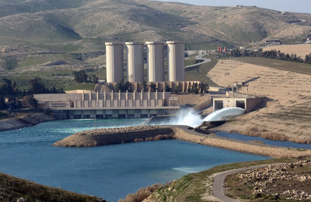 Một đợt hạn hán nghiêm trọng làm giảm mực nước trong hồ chứa. Vì vậy, các chuyên gia khảo cổ Iraq đã khai quật dọc theo hồ chứa nước của đập Mosul nhiều di tích chôn cất cổ xưa kỳ lạ. Ảnh: @Agence France-Presse.