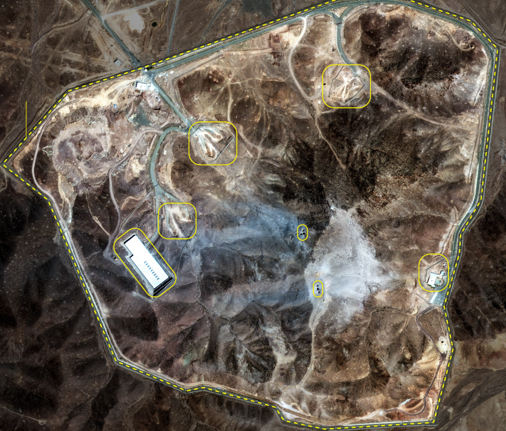 “Đánh giá thiệt hại trong trận chiến vẫn đang được tiến hành, nhưng theo đánh giá ban đầu của chúng tôi thì tất cả các loại đạn dược chính xác của chúng tôi đều đánh trúng nơi chúng tôi muốn và đạt được hiệu quả mong muốn nhất định. Điều này có nghĩa là đặc biệt ở Fordow, mục tiêu chính ở đây, chúng tôi tin rằng chúng tôi đã phá hủy được các khả năng quan trọng của cơ sở này”, Bộ trưởng Quốc phòng Mỹ Pete Hegseth nói. Ảnh: @Maxar Technologies.