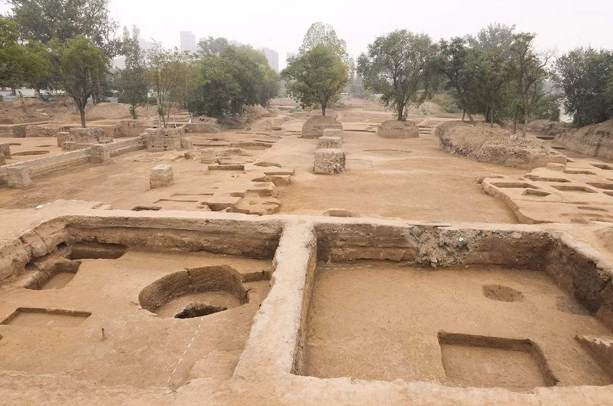 Tại một nghĩa trang cổ ở tỉnh Hà Bắc, Trung Quốc, các chuyên gia đến từ Viện Hàn lâm Khoa học Xã hội Trung Quốc bất ngờ tìm thấy một vật thể lạ. Ảnh: @Viện Hàn lâm Khoa học Xã hội Trung Quốc.