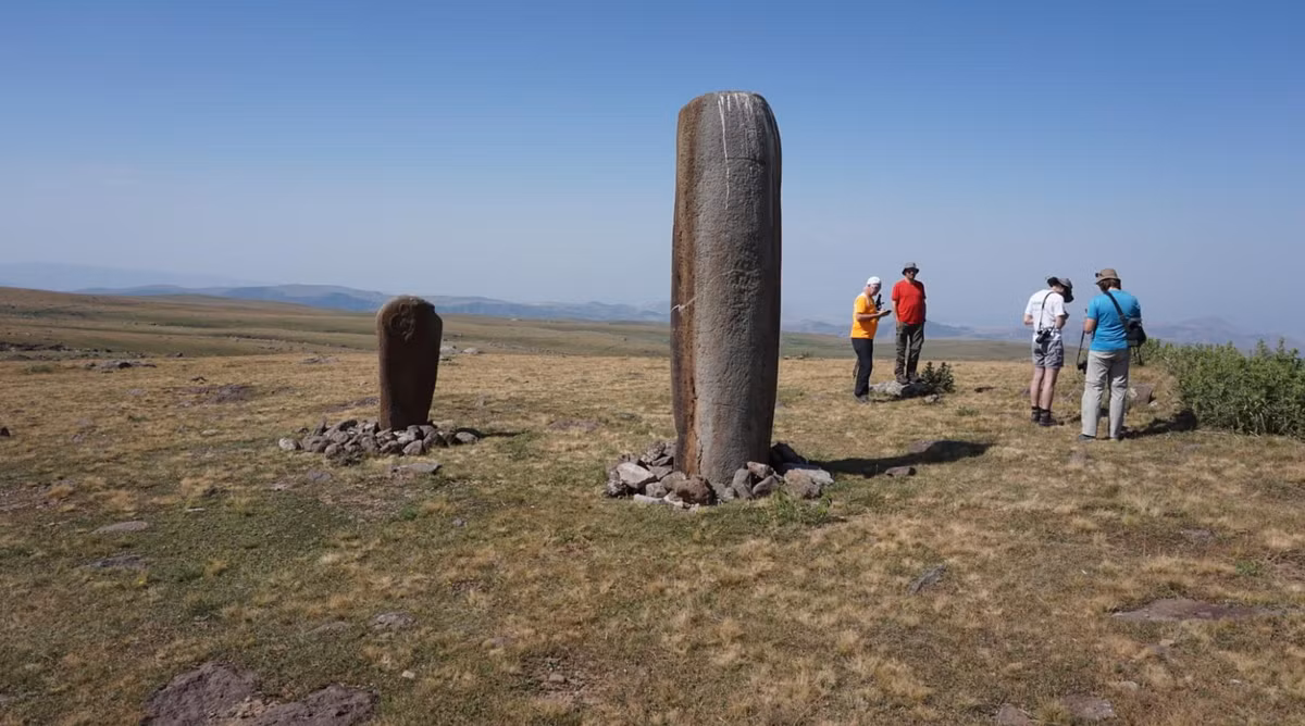 “Đá Rồng”, còn được gọi là vishapakar, là những tấm bia đá bazan nguyên khối cao khoảng từ 150–550 cm, thường được tìm thấy ở Cao nguyên Cộng hòa Armenia. Ảnh: @Viện Hàn lâm Khoa học Quốc gia Yerevan.