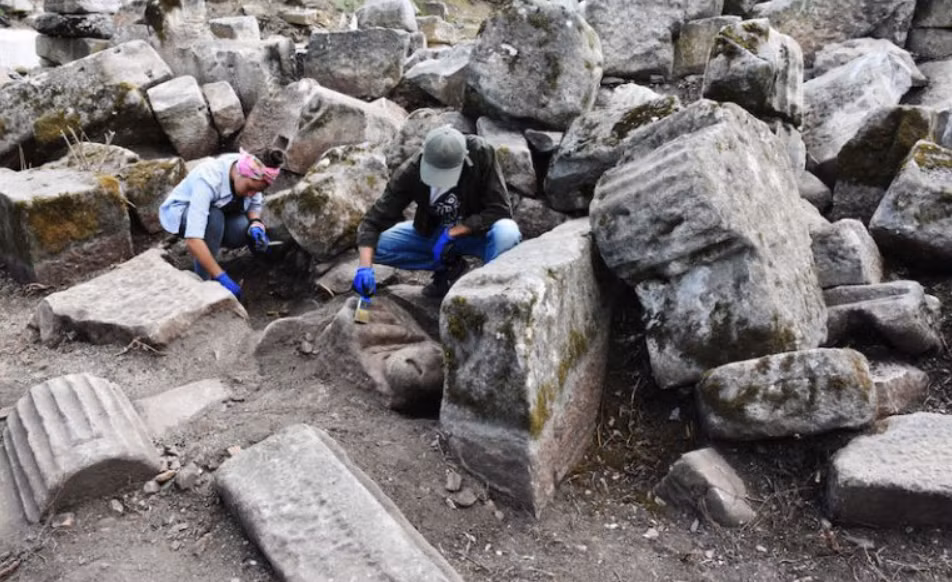 Trong quá trình khai quật khảo cổ học tại nhà hát cổ ở Thành phố cổ Strakonikeia thuộc quận Yatağan của Muğla, Thổ Nhĩ Kỳ, các chuyên gia đến từ trường Đại học Pamukkale bất ngờ tìm thấy hàng loạt cổ vật kỳ lạ. Ảnh: @Đại học Pamukkale.