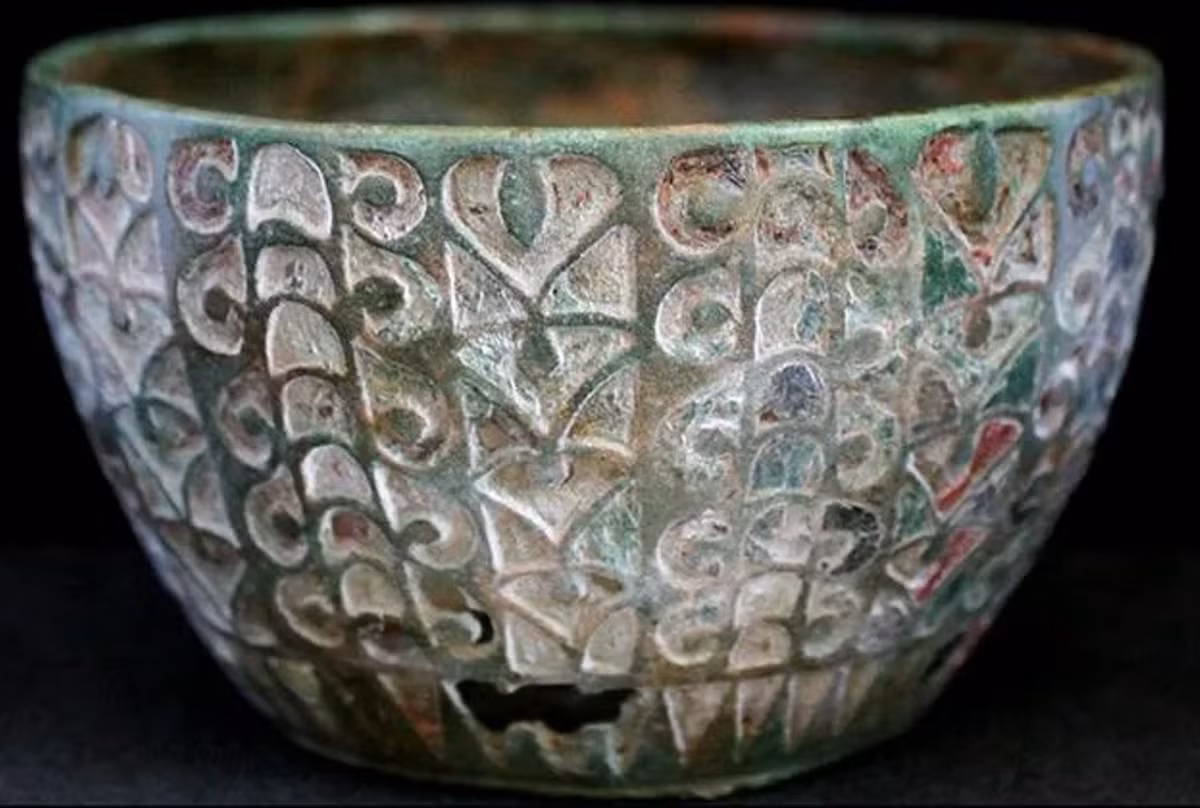 Các kỹ thuật thăm dò, phân tích khảo cổ chuyên sâu hơn cho thấy, đây là Chiếc Bát Thánh Scremby, có nguồn gốc La Mã cổ đại. Ảnh: @Đại học Sheffield.