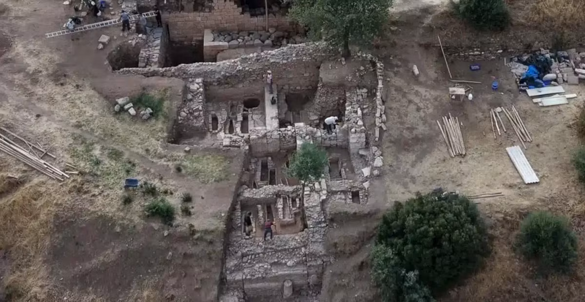 Ẩn sâu dưới những lớp đá và đất lưu giữ hàng nghìn năm lịch sử, các nhà khảo cổ học đã khai quật được tàn tích của một cung điện đồ sộ có niên đại 2.800 năm, nằm ngay trung tâm Sardis, kinh đô cổ đại của vương quốc Lydia ở phía tây Anatolia. Ảnh: @Đại học Wisconsin-Madison.