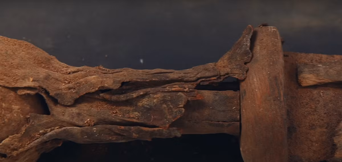 Những thanh kiếm này được bảo quản cực kỳ tốt, các thanh kiếm có lưỡi kiếm bằng sắt nằm bên trong vỏ kiếm được làm bằng chất liệu gỗ. Ảnh: @Cơ quan Cổ vật Israel.