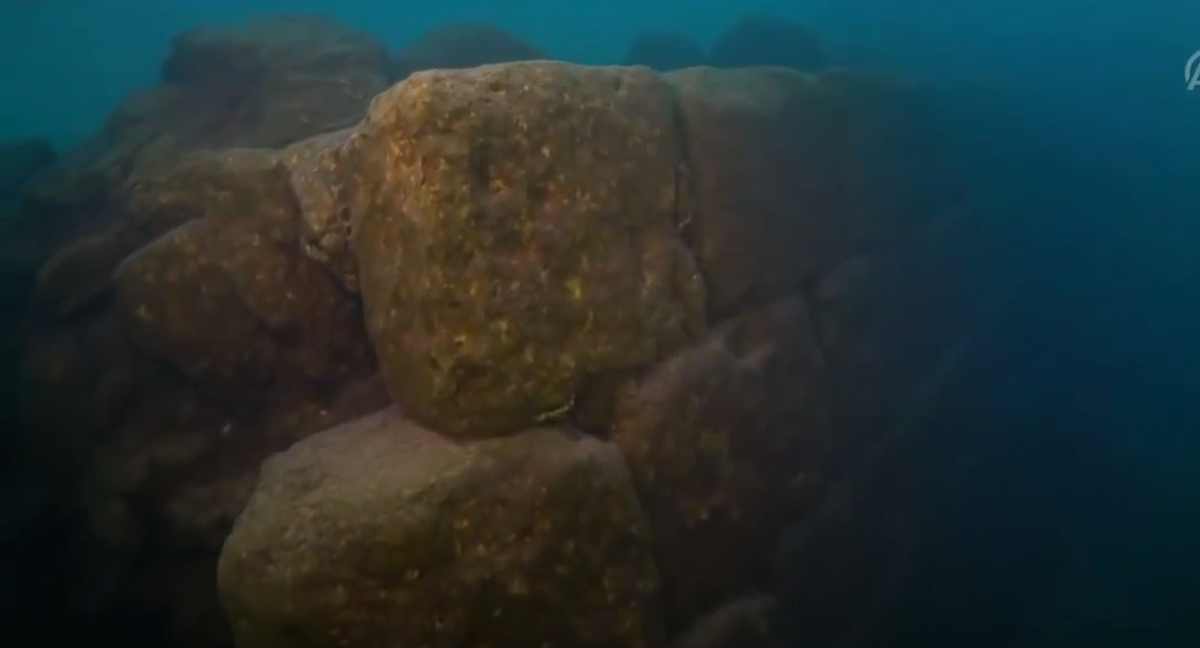 Nhờ điều kiện kiềm của hồ, nên tàn tích lâu đài vẫn còn khá nguyên vẹn. Ảnh: @Đại học Van Yüzüncü Yıl.