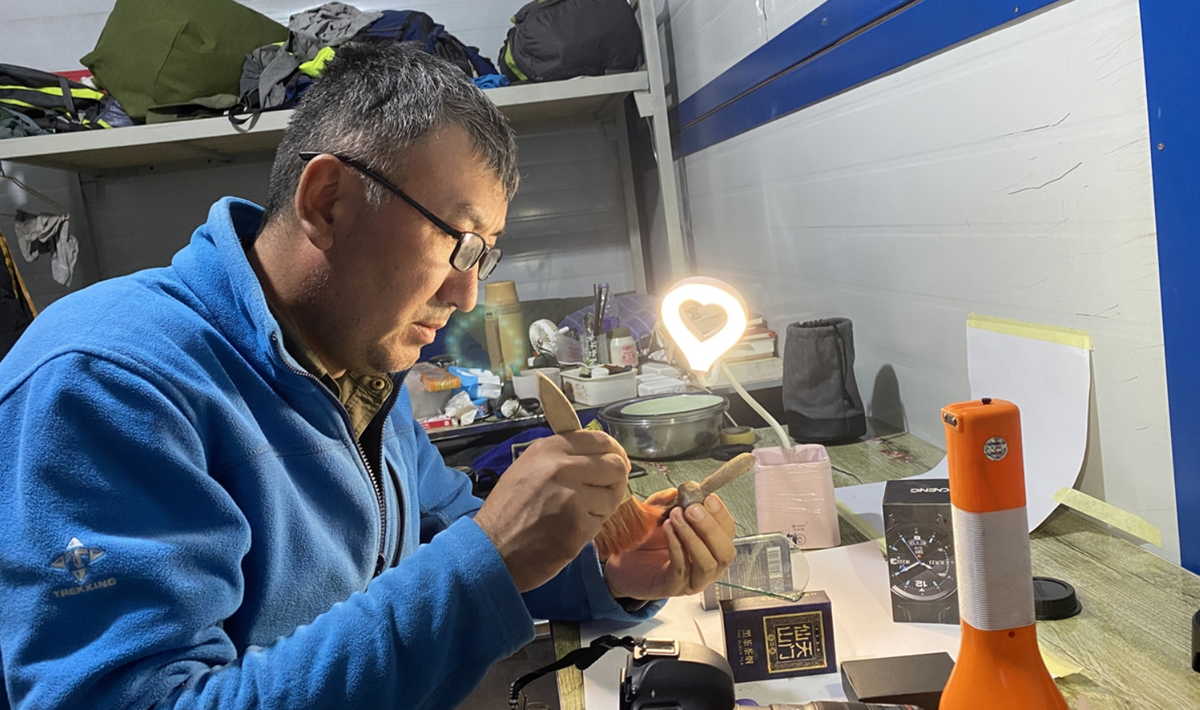 Qua phân tích, các nhà nghiên cứu đã xác định màu vẽ này là bột hematit. Ảnh: @VCG.