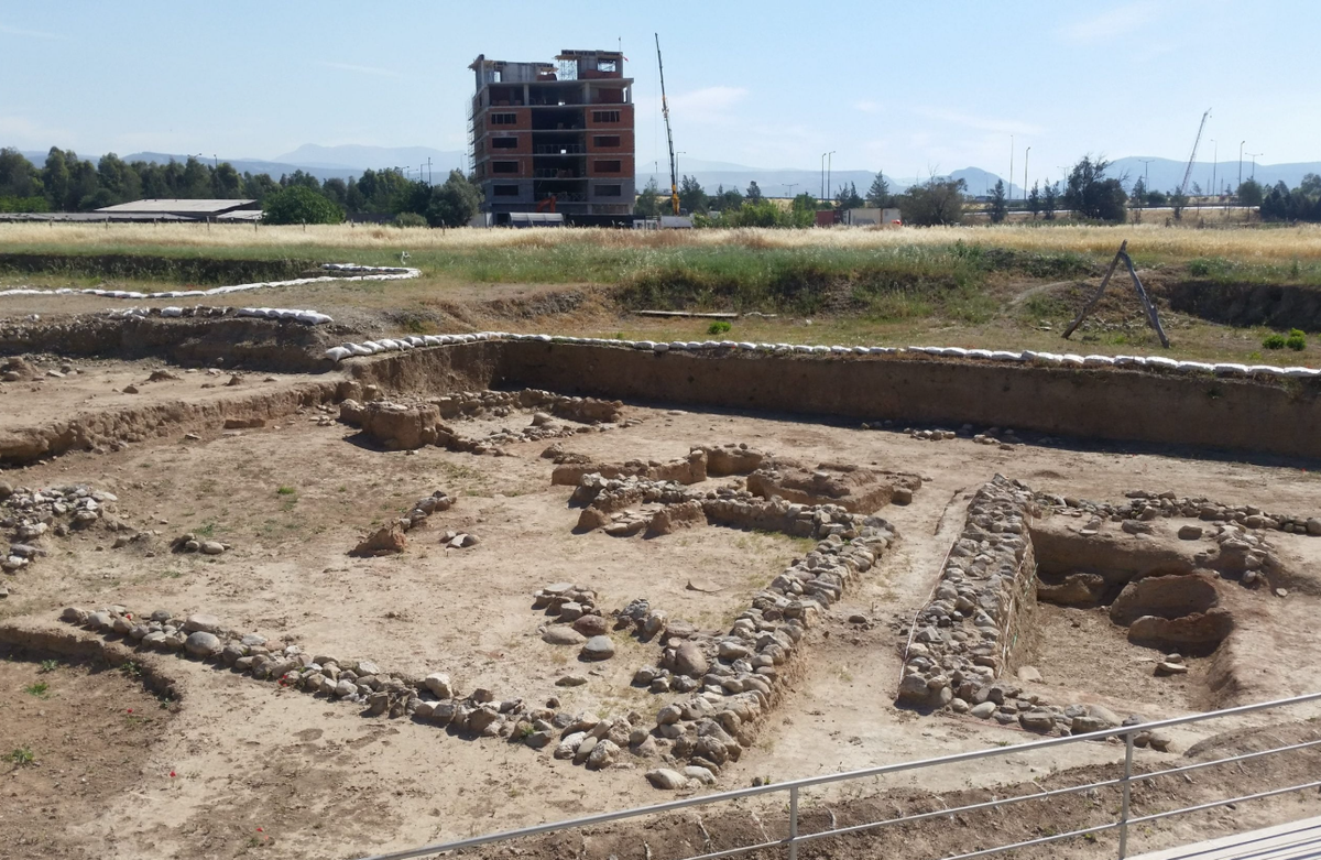 Trong một cuộc khai quật khảo cổ tại gò Yeşilova thuộc tỉnh Burdur, Thổ Nhĩ Kỳ, các chuyên gia đến từ Bảo Tàng Cổ Vật Thổ Nhĩ Kỳ bất ngờ tìm thấy vật thể lạ. Ảnh: @Bảo Tàng Cổ Vật Thổ Nhĩ Kỳ.