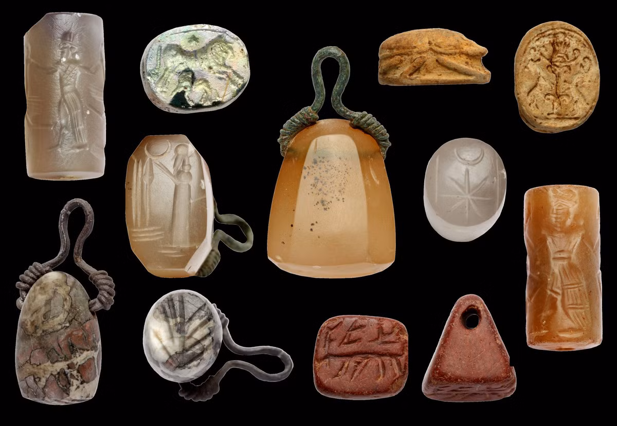 Các nghiên cứu, phân tích khảo cổ chuyên sâu hơn cho thấy, các con dấu và bùa hộ bệnh này được làm bằng thủy tinh, đá và gốm thạch anh, hầu hết đều được chế tác rất công phu. Ảnh @Tổ chức Nghiên Cứu Cluster of Excellence “Religion and Politics”.