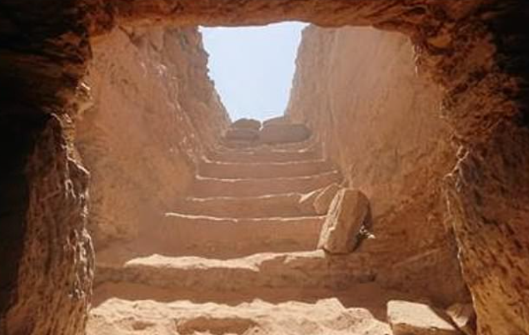 Một chiếc cáng làm bằng gỗ cọ và vải lanh cũng được tìm thấy cùng với các xác ướp. Người ta cho rằng, người Ai Cập cổ đại có thể đã sử dụng nó để vận chuyển thi thể đến phòng chôn cất này. Ảnh: @Du Lịch và Cổ Vật Ai Cập.